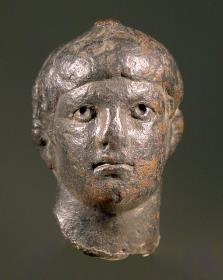 Kopf eines jungen Mannes. Fragment eines Büstengewichts