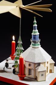[Weihnachtspyramide mit Seiffener Kirche]