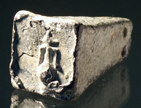 Bleigewicht mit Darstellung einer Amphora auf der Unterseite