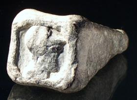 Bleigewicht mit Athenakopf auf der Unterseite
