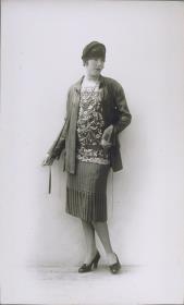 Frau in Jacke, Bluse und Rock von Nicole Groult