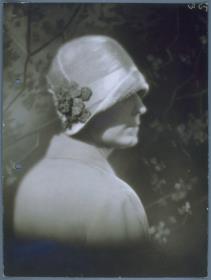 Anni Malowa mit Hut von V. Altmann