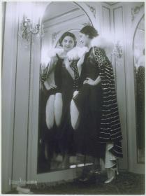Frau in Kleid und Cape von Modellhaus Max Becker