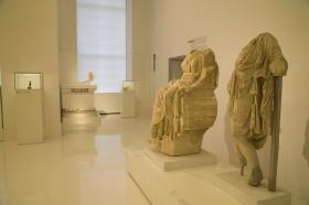 Blick in den Ausstellungsbereich "Götter" der Sonderausstellung "Pergamon - Panorama der antiken Metroploe (30.09.2011 - 30.09. 2012)