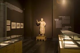 Blick in den Ausstellungsbereich "Fundteilung" der Sonderausstellung "Pergamon - Panorama der antiken Metroploe (30.09.2011 - 30.09. 2012)