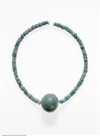 Kette aus großer Kugelperle und Scheibenperlen, modern gereiht