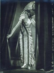 Irmgard Bern in Kleid von Modellhaus Max Becker
