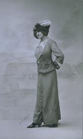 Frau in Ensemble von Martial et Armand