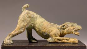 Statuette eines sich duckenden Hundes
