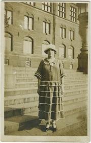 Frau in Tageskleid