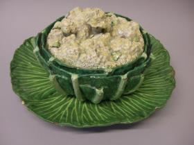 Terrine in Form eines Blumenkohls mit Unterplatte