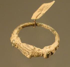 Fingerring mit zwei ineinander gelegten Händen