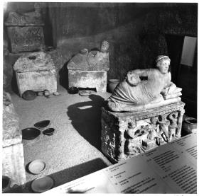 Blick in die Ausstellung "Die Welt der Etrusker. Archäologische Denkmäler aus Museen der sozialistischen Länder" im Alten Museum (04.10.1988 - 30.12.1988): Rekonstruktion des Malacenagrabes