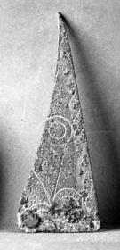 Ornamentblech mit Tangentenkreismuster, unten Nagellöcher, von einem Dreifuß
