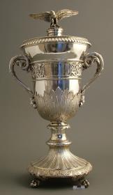 Gehenkelter Prunkpokal mit Bekrönung in Form eines Adlers