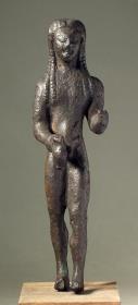 Archaische Statuette eines Kuros mit Spendekanne in der Rechten. Linke Hand und rechte Fußspitze fehlen