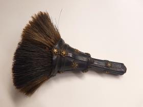 Staubpinsel mit Ledergriff