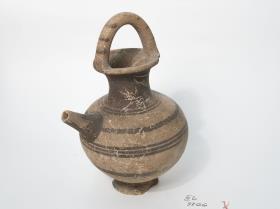 Bügelkanne ( Bichrome / White Painted II Ware)