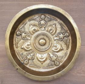 Omphalos-Schüssel mit Fünfblatt und Engelsfiguren