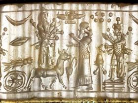 Neuassyrisches Rollsiegel (unten steckt noch ein Bronzestift mit durchbohrtem Knauf): Gott mit Hörnermütze auf schreitendem Stier, Priester (oder Beter), Göttin (Ištar?), verschiedene Göttersymbole