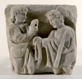 Fragment eines Sarkophagdeckels