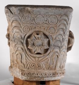 Kämpferkapitell von der Kirche auf der Athenaterrasse aus Pergamon