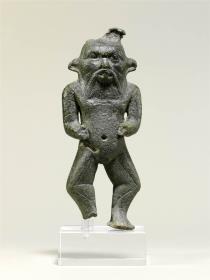 Ägyptische Statuette des Bes, hohlgegossen, Hände und rechter Fuß fehlen (Teil eines Spiegels, eines Sistrums oder eines Stabaufsatzes)