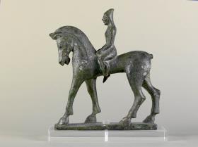 Statuette eines Reiters, gut erhalten, fleckige Patina, verloren: Schwanz des Pferdes und linker Fuß des Reiters