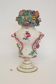 Birnförmige Vase mit Deckel in Gestalt plastischer Blüten und Blätter