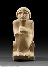 Statue eines sitzenden Mannes in langem Mantel ("Abusir-Mann"/ "Gelber Mann")