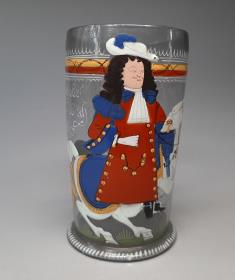 Becherglas mit Reiterfigur und Inschrift