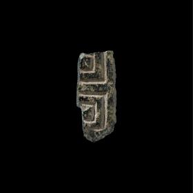 Deckelfragment mit Reliefdekor