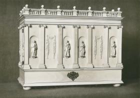 Kabinettschränkchen mit Statuen der 12 Apostel in einem architektonischen Setting