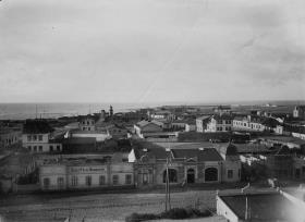 Swakopmund; nach Norden zu, mit Leuchtturm.