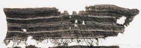 Fragment eines Tuches mit Streifen und Inschrift