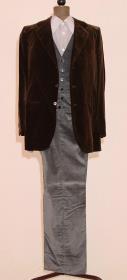 Brauner Samblazer zu grauer Samtweste und Hose sowie Seidenhemd