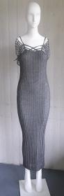 Graues Strickkleid mit spinnwebartigem Rückendekolleté und kleinen Flügeln