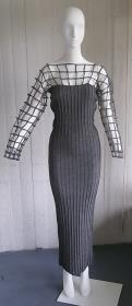 Graues Strickkleid, Dekolleté und Ärmel in quadratischer, gitterartiger Luftspitze