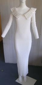 Weißes Strickkleid mit angestrickten Ärmeln und doppeltem Kragen