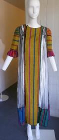 Bunt gestreiftes Kleid mit weißen Plisséeeinsätzen