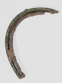 Doppelförmiges Wagenbeschlag-Fragment