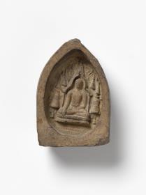Votivtafel mit Buddha-Figur im Mahabodhi-Tempel von Bodh Gaya umgeben von Votivstupas