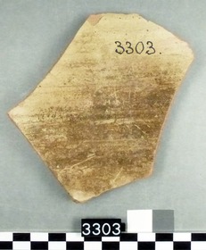 Scherbe aus dem Halsbereich eines Gefäßes, mit Ornamenten