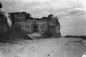 Kilwa-Kisiwani: Alte arabische Sklaven-, Räuberfeste