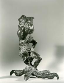 Leuchterfigur auf Adlerfuß sitzend