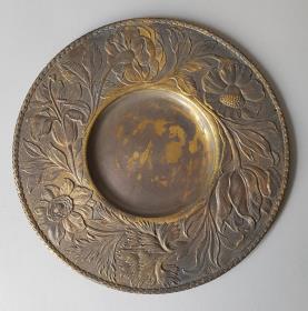 Flacher Teller mit Blumenrand