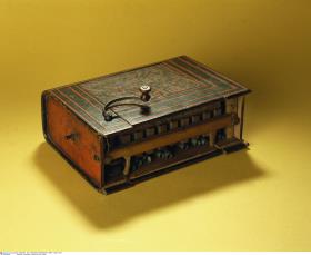 Serinette in Buchform mit Walze