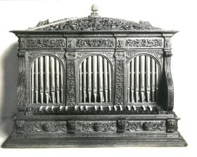 Hausorgel mit reichem Schnitzwerk