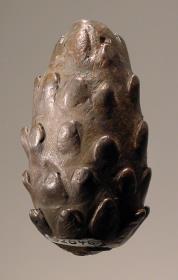 Bekrönung eines Stabes oder dergleichen in Form eines Pinienzapfens (Inv. 32646 könnte vom Thyrsos einer Bronzestatue stammen)