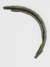 Doppelförmiges Wagenbeschlag-Fragment